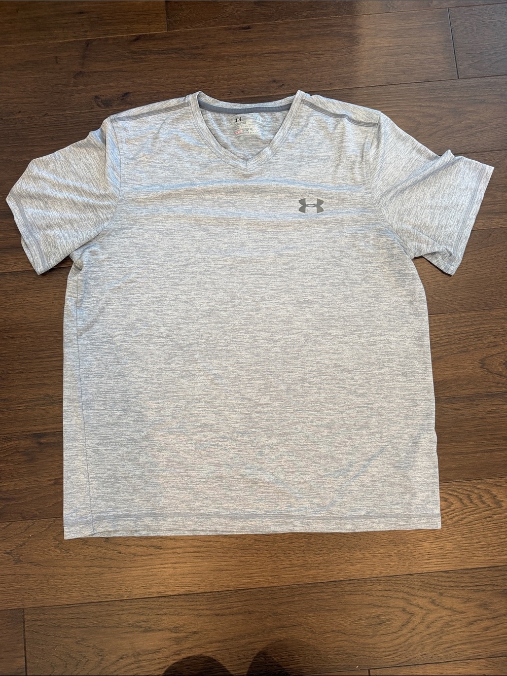 Under Armour Women’s Gray Loose V Neck Dri Fit Shirt Size Large - C8-105